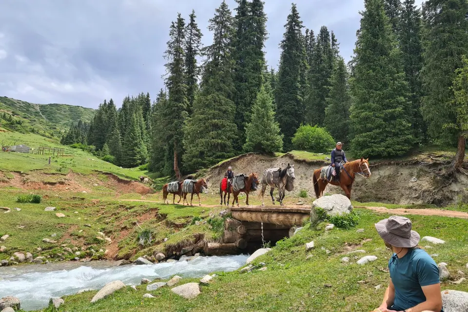 The small Kichi-Kyzyl-Suu valley lies in the Teskei Alatoo between the Chong Kyzyl Suu valley and the Jukuchak valley