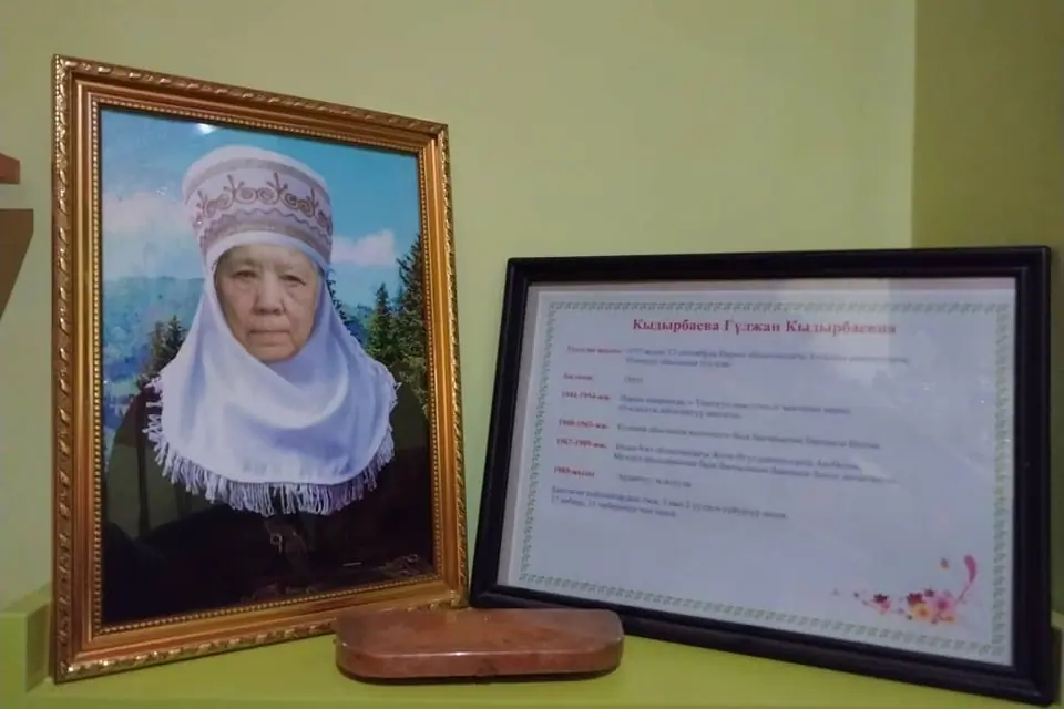The Alymbekov Historical Museum is located in Zheti-Oguz district in the village of An-Oston 