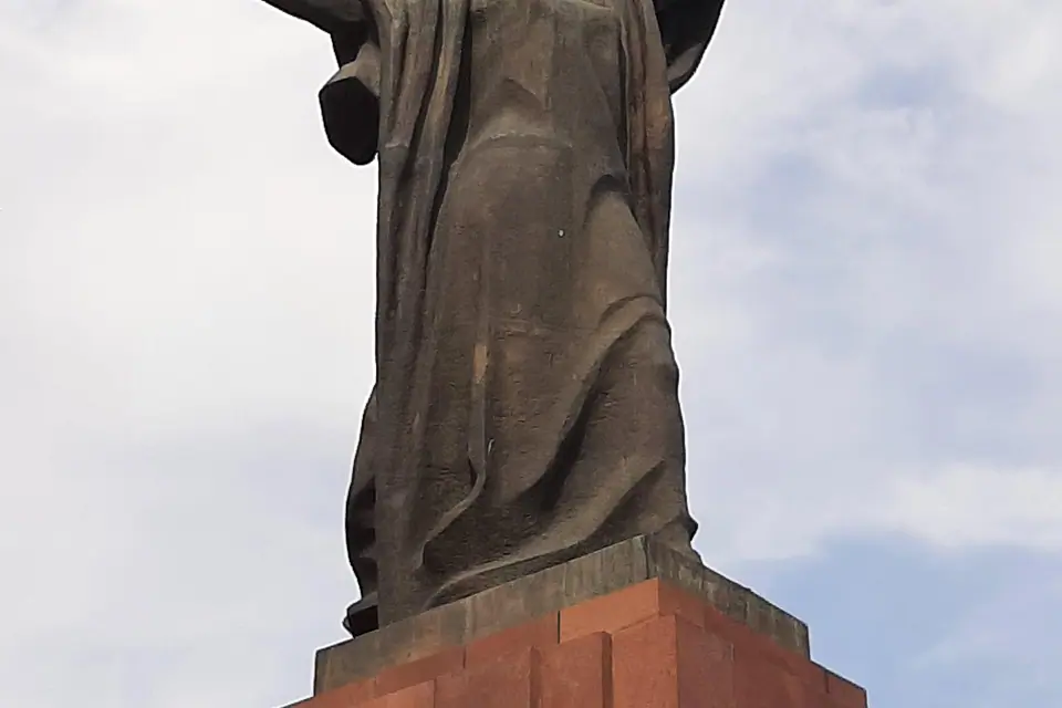 Erkindik - Revolution Militant square