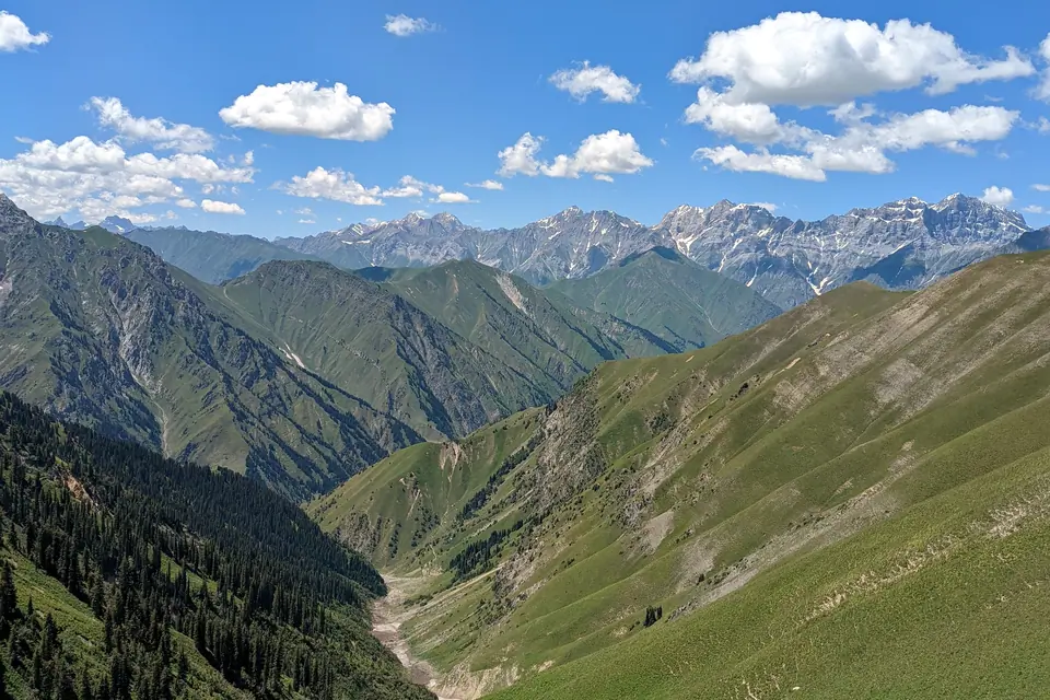 View of Kara-Suu gorge from the Kugandy pass