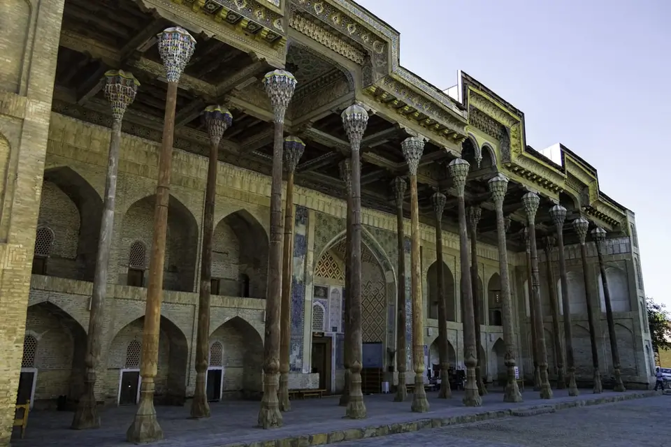 Bolo Hauz Mosque