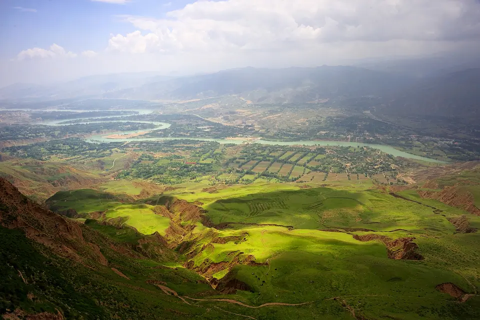 The river Machu meanders through the landscape of Amdo