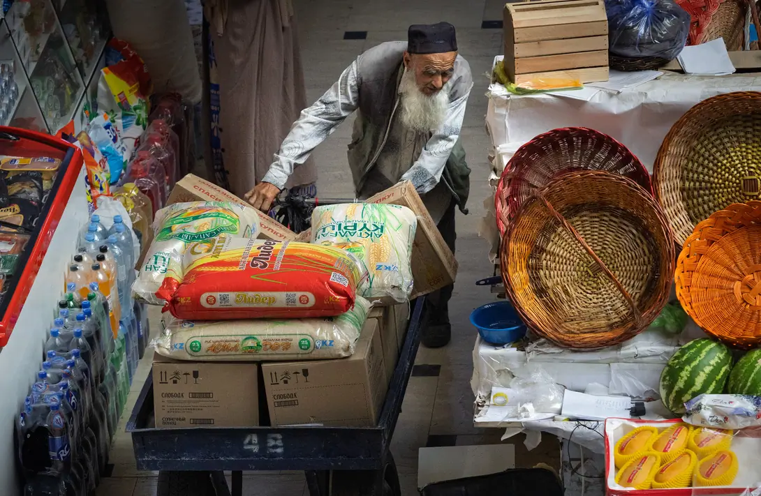 Old man pushing trolley at Mehrgon market in Dushanbe
