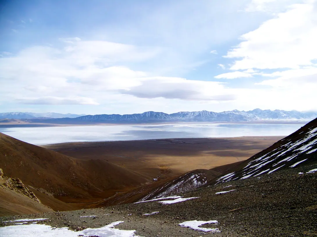 Chatyr kul from Tash Rabat pass.jpg