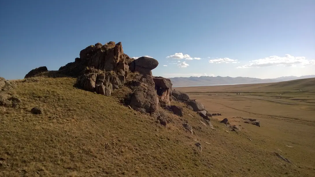 Tash Doeboe (Song Kul's lake)