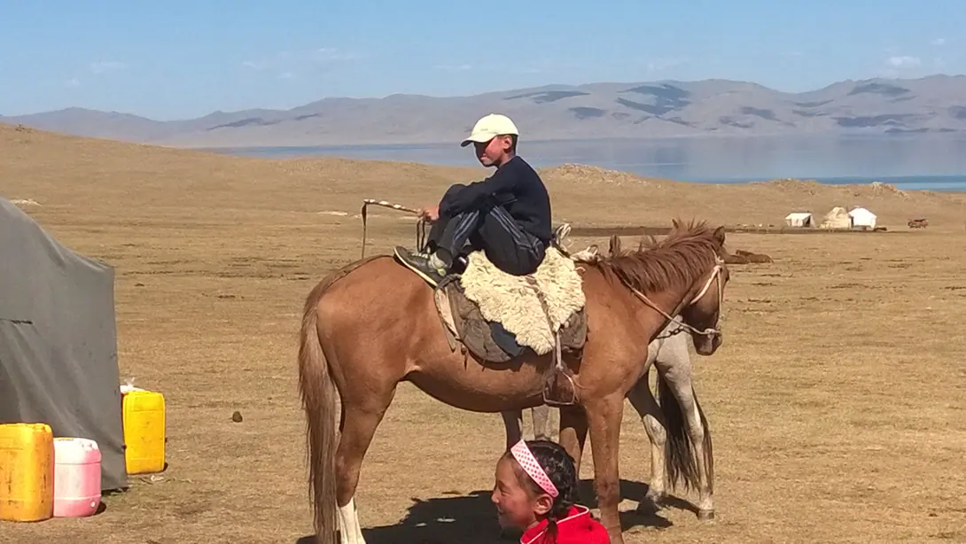 Tash Doeboe (Song Kul's lake)