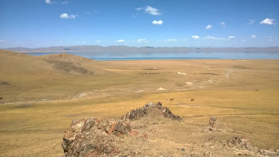 Tash Doeboe (Song Kul's lake)