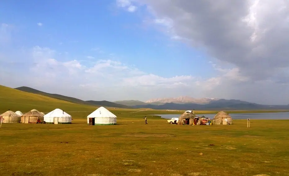 Yurt camp Nazira & Joloman - Tash Doeboe - Song Kul lake